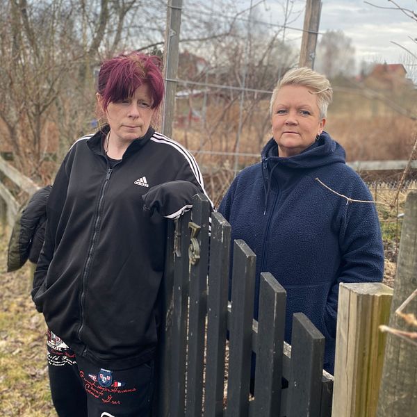 Kajsa Hedin och Pernilla Fritz som står i koloniområdet i Katrineholm..