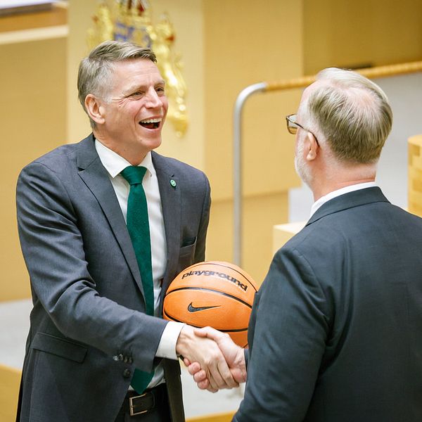 Avgående språkröret Per Bolund fick bl.a. en basketboll