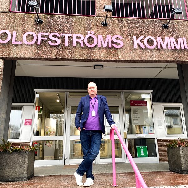 Man framför entrén till rådhuset i Olofström, mannen är socialdemokratiska kommunalrådet Morgan Bengtsson.