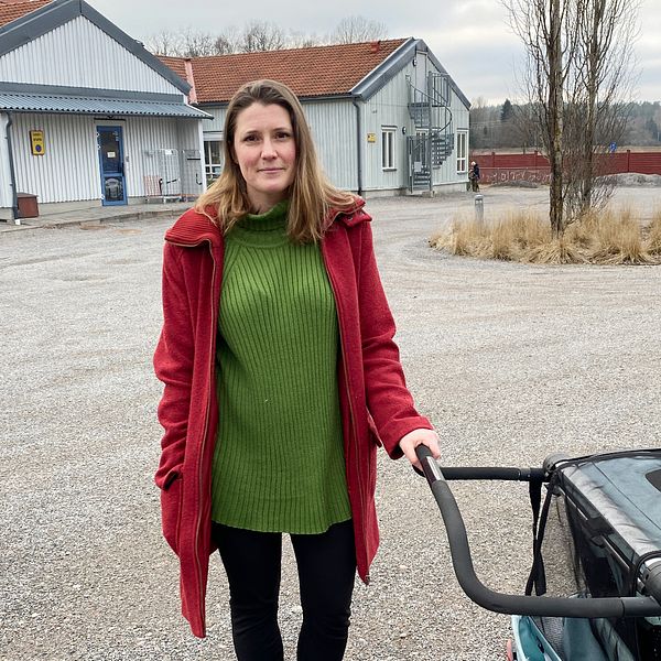 Maria Strid, förälder, står med barnvagnen utanför en förskola i Marielundsviken i Läggesta, Mariefred