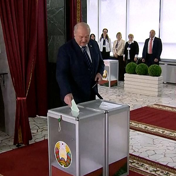 Aleksandr Lukasjenko stoppar sin valsedel i valurnan