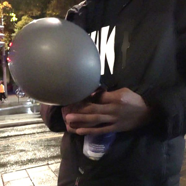 Lustgasballong på en gata