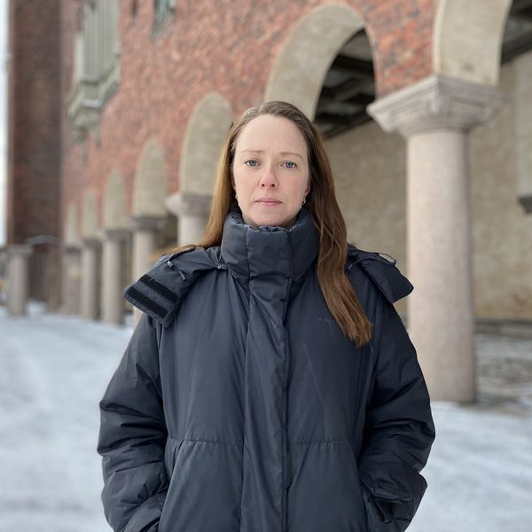 Åsa Lindhagen (MP), miljö- och klimatborgarråd står utanför Stadshuset i Stockholm.