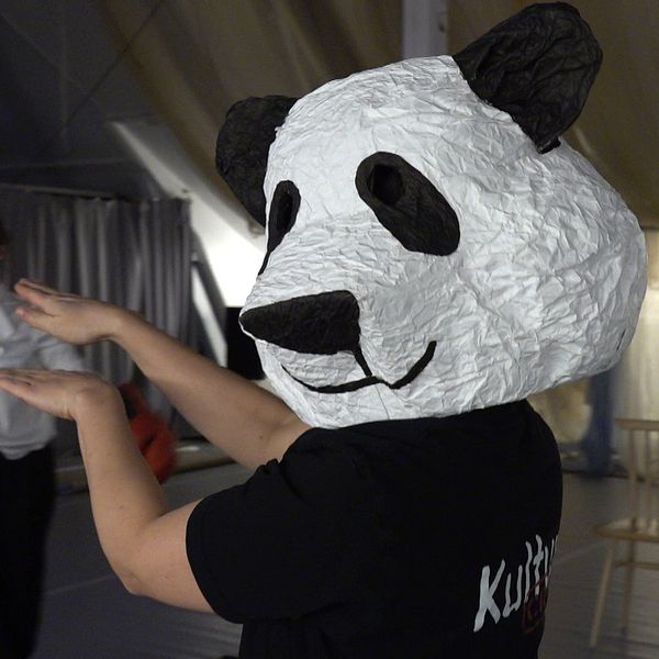 En dansare ur MASS-kollektivet med ett pandahuvud