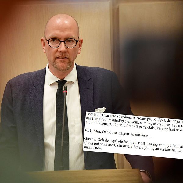 Man i kostym står vid ett podium, framför utdrag ur ett dokument med text.