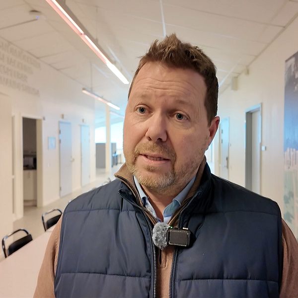 Säkerhetssamordnaren står i en korridor