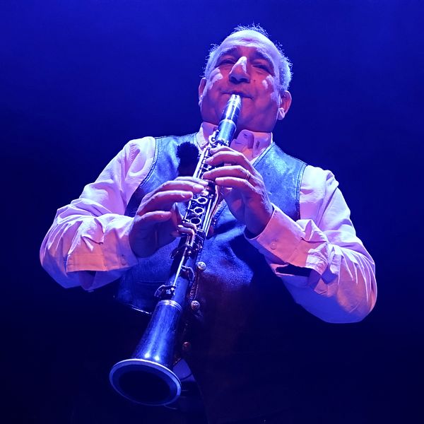 Basim Jamal spelar klarinett på en mörk scen i Kulturens hus i Luleå.