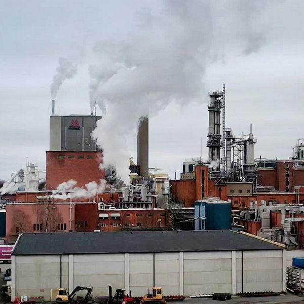 Aspa bruk i Olshammar utanför Askersund, fabrik i rött tegel med rykande skorstenar intill Sörviken i Vättern där pappersmassatillverkaren släppt ut rester i snart 100 år
