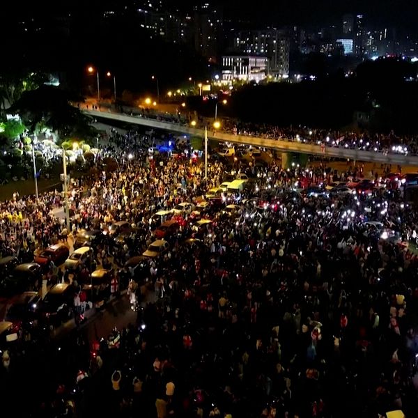 Tiotusentals protesterar i Georgien mot ”agentlagen”.