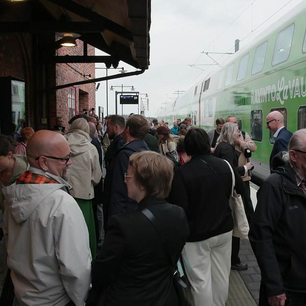 Lulu Ranne och Haparanda och Torneå stadsdirektörer vid grönt tåg på perrongen