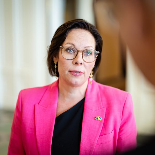 Migrationsministern blir intervjuad.