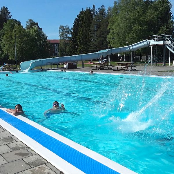 Aronsbadet i Luleå med pool och rutschkana.