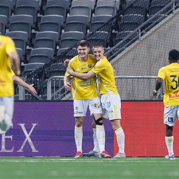 Falkenbergspelare firar mål mot Djurgården i svenska cupen.