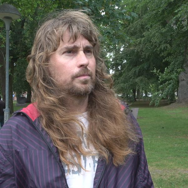 Erik Hannerz står i en park och talar om klotter och straff