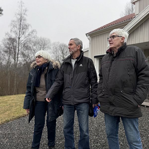 Maj Widäng, Roland Sandahl och Bengt-Åke Isaksson står bredvid varandra och kollar bortåt.