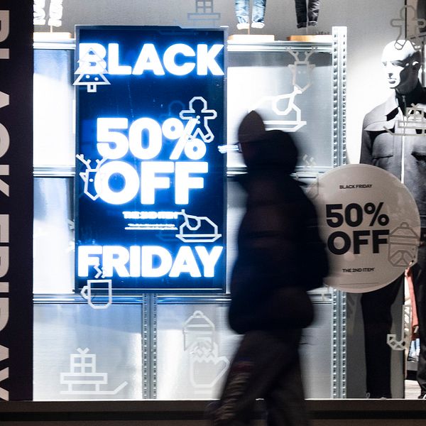 Skyltfönster med reklam för Black Friday