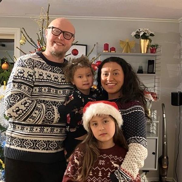 Familjen Lundkvist står i sitt hem, framför deras gran och tittar in i kameran med stora leendet. De är redo för att välkomna hem ensamstående föräldrar för julfirande hemma hos dem.