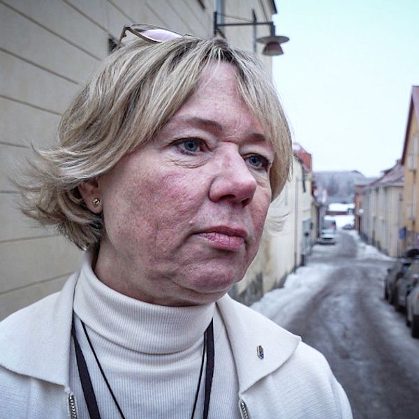 Närbild på Dalarnas landshövding Helena Höij – medelålders kvinna i vit tröja utomhus på en gata i Falun vintertid.