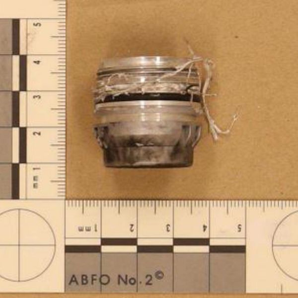 En silverfärgad metalldetalj som misstänks vara en del av den hemmagjorda bomben som briserade i Gällivare.