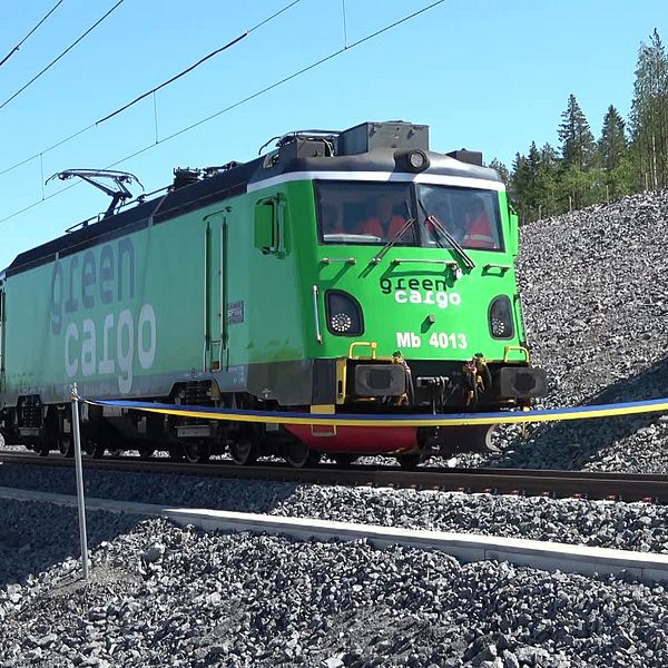 Första loket på nya järnvägen till Stegra i Boden rullar in