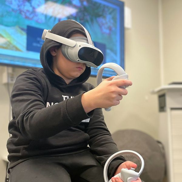 En elev, med VR-glasögon och spelkontroller i händerna, undervisas via virtual reality på Pålstorpsskolan i Höganäs.