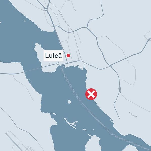 Karta över Luleå med en markerad plats angiven med ett rött kryss. Karta visar omgivande vatten och vägar.