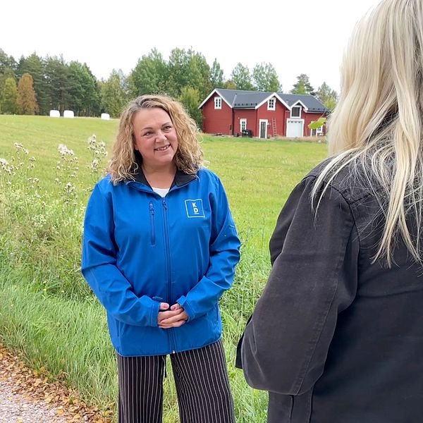 Fredrika Birgersson (KD) intervjuas vid en landsväg i Malung-Sälen