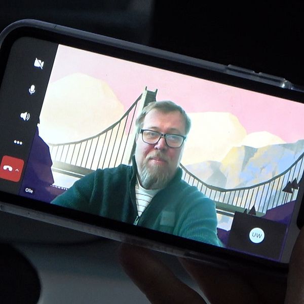 Olle Lundin, professor i förvaltningsrätt Uppsala universitet, syns på FaceTime i en mobiltelefon.