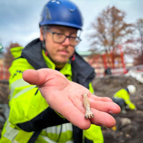 Arkeologen Andreas Widergren visar upp ett arkeologiskt fynd vid en utgrävning i Gävle.