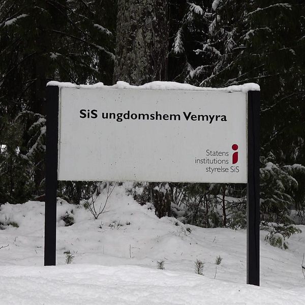 Skylt vid SiS ungdomshem Vemyra i en snötäckt skogsmiljö.