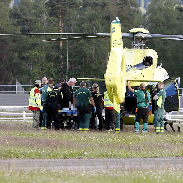 En ambulanshelikopter lastas med en patient