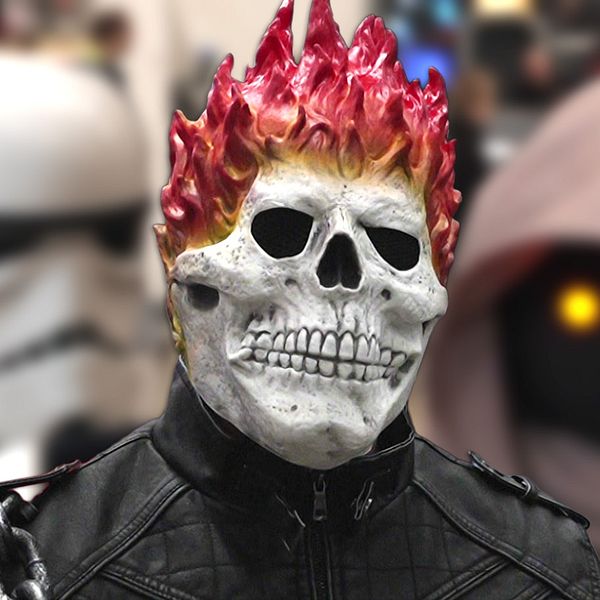 Utklädd Comic Con-deltagare med andra deltagare i bakgrunden.