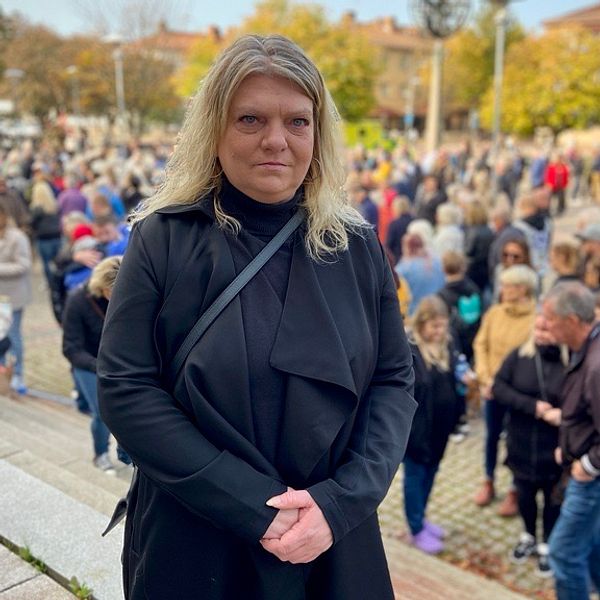 Sara Palovaara står svartklädd på Järntorget i Sandviken
