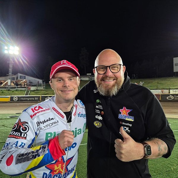 t.v speedwayförare Tomas Jonasson i vit dräkt med rödkeps på. t.v Rikard Kling, nya lagledaren för Dackarna med svart tröja.