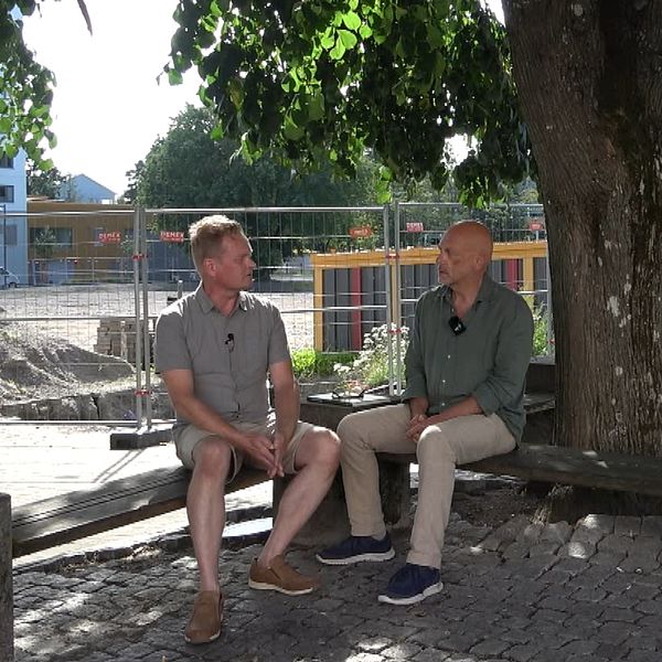 Två män sitter vid en ek träd Thomas Lissing