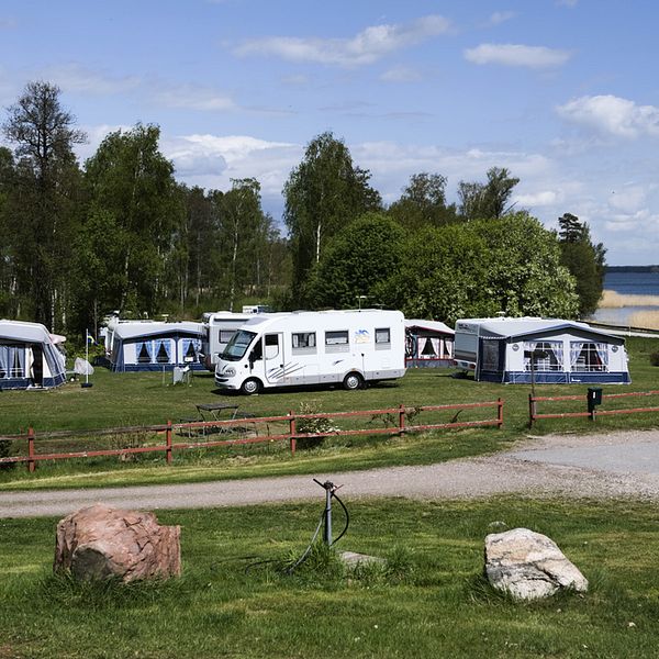 En husbil stående på campingplats