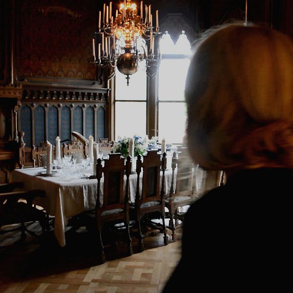 Kristina Svidén, museiintendent på Torekällberget går in i Holmbergska villan