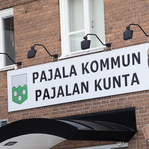 Bild på skylten på Pajala kommun hus