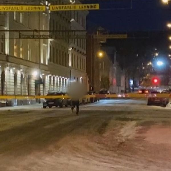 Plankorsningen vid Nybrogatan i Sundsvall där bommarna är fällda men en person ändå genar förbi när tåget ska komma