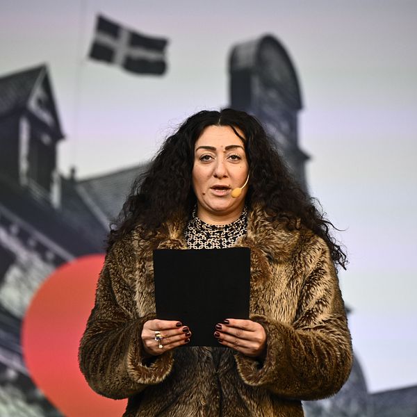 Parwin Hoseinia läser en dikt under minnesstunden i Örebro.