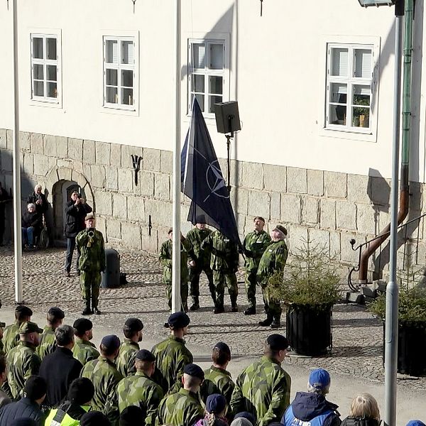 militärer hissar Nato-flaggan framför rådhuset i Falun på stora torget.