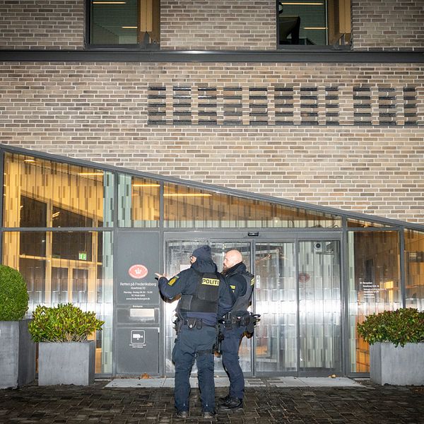 Poliser på vakt utanför byretten i Frederiksberg i Köpenhamn efter tillslagen den 14 december.