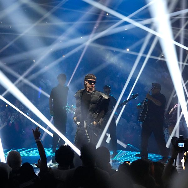 Peso Pluma under uppträdande på MTV Video Music Awards.