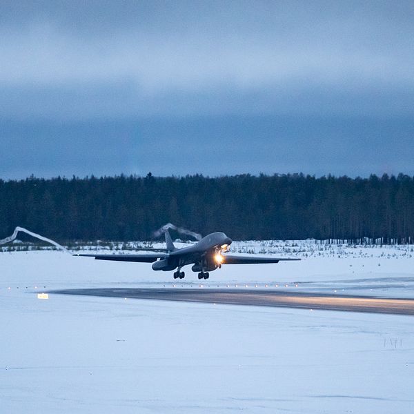 Strax innan klockan 7 fredag 23 februari landade B-1B Lancer i Luleå.