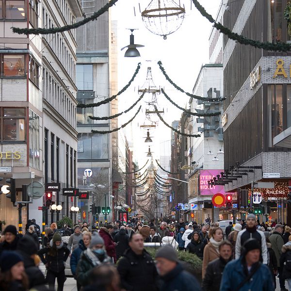 Människor som julhandlar på Drottninggatan i Stockholm.