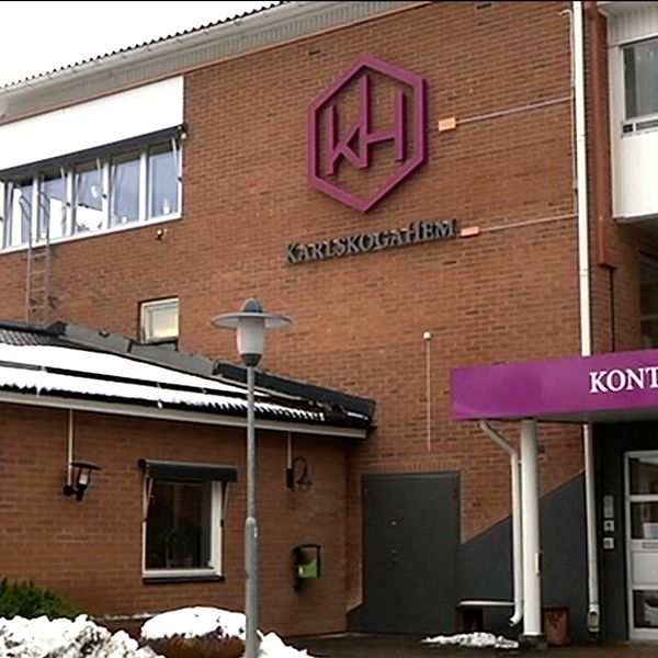 Fasad till byggnad i röd tegel med skylt för ”Karlskogahem”