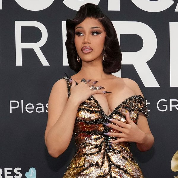 Cardi B poserar i glittrig klänning på ett evenemang inför Grammygalan.
