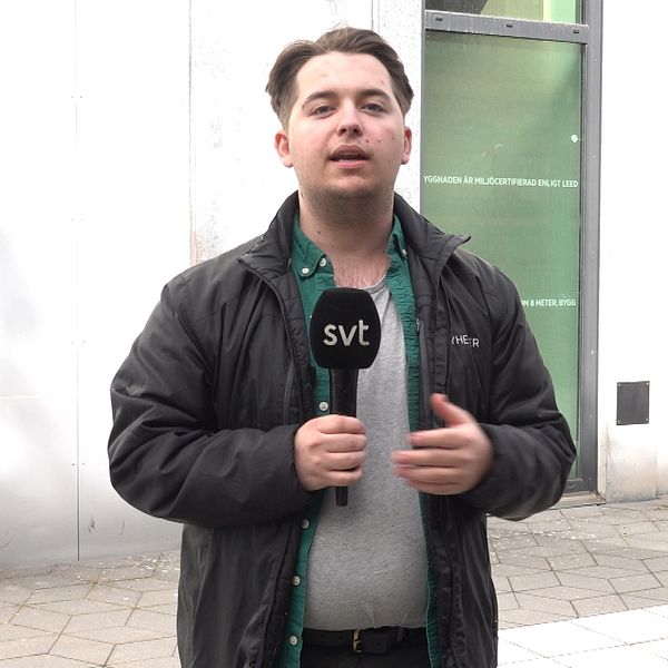 Reporter Karl Bergholtz står framför Örebro tingsrätt.
