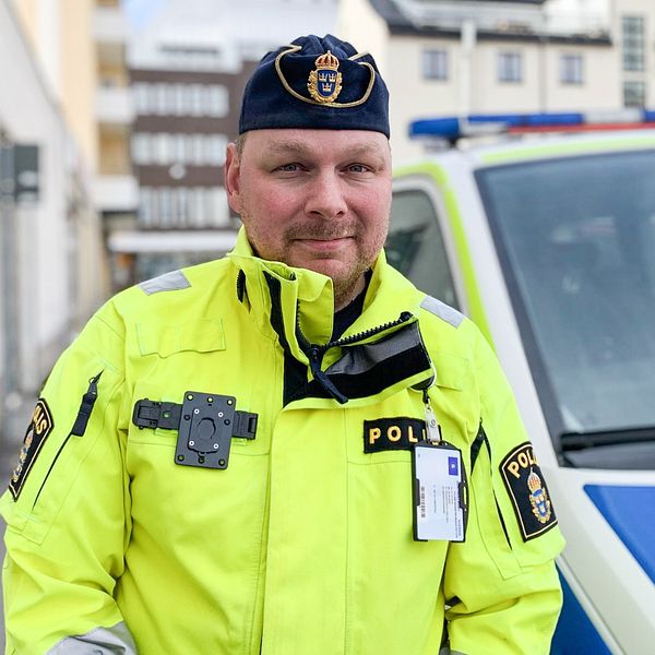 Polisen Björn Thunblad tittar rakt mot kameran.