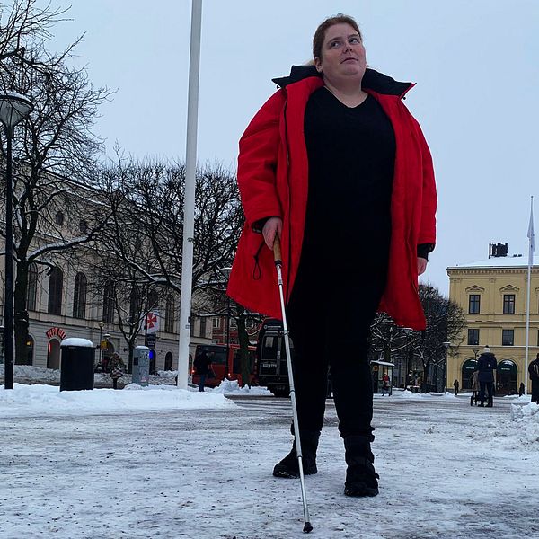 En kvinna som går med en blindkäpp i centrala Karlstad
